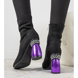 Botas negras en un poste decorativo de Bazin negro 1