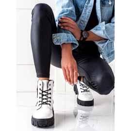 TRENDI Trabajadores anudados blancos en la plataforma 1