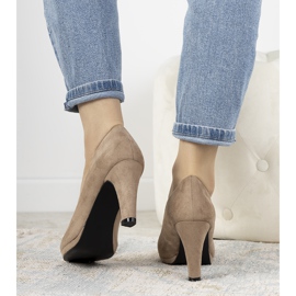 Zapatos de salón beige sobre un pilar de cuero ecológico Sara 1
