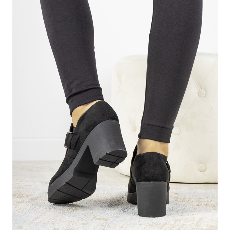 Zapatos negros en el puesto de Leonie 1