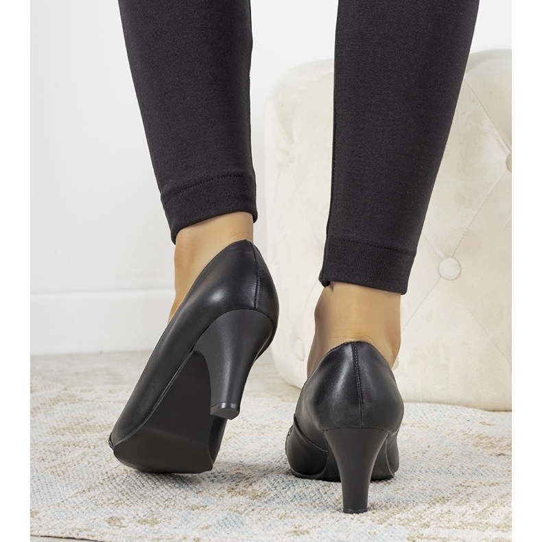 Bombas negras en el poste de Molina negro 1