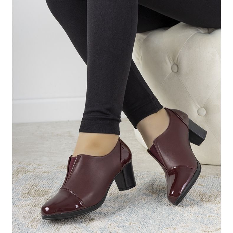 Brogues granate en el poste de Villareal rojo 1