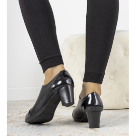 Zapatos negros en el puesto de Villareal 1