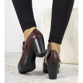 Zapatos brogue granate en el poste de Hersilia rojo 1 Zapatos brogue granate en el poste de Hersilia rojo 1