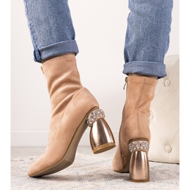 Botas rosas en un poste decorativo de Bazin 1