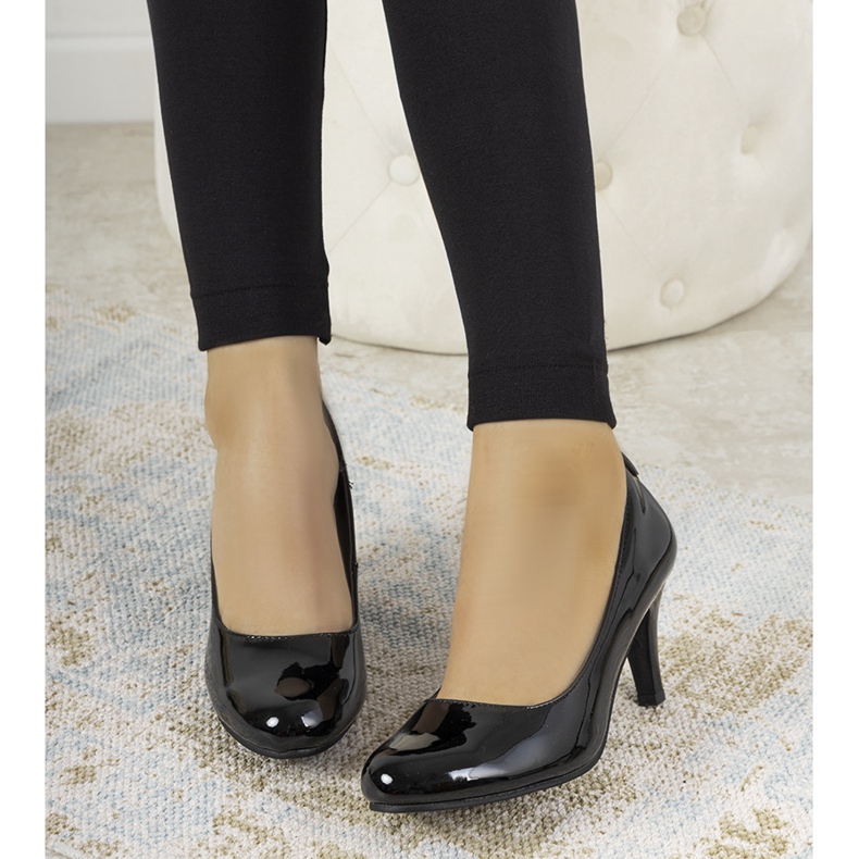 Bombas lacadas en negro en el pilar de Zamora 1