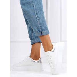 Zapatillas de mujer blancas T0YD8240-5 BLANCO / PLATA 4