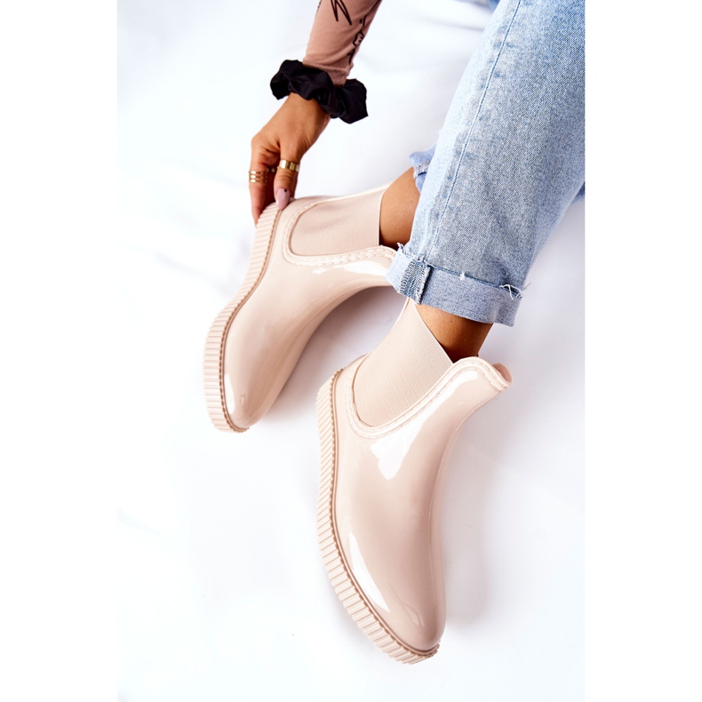 PS1 Botas de lluvia brillantes en una plataforma de cascada beige 1