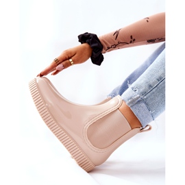 PS1 Botas de lluvia brillantes en una plataforma de cascada beige 4