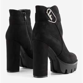 Botines negros en el poste Coralie 1