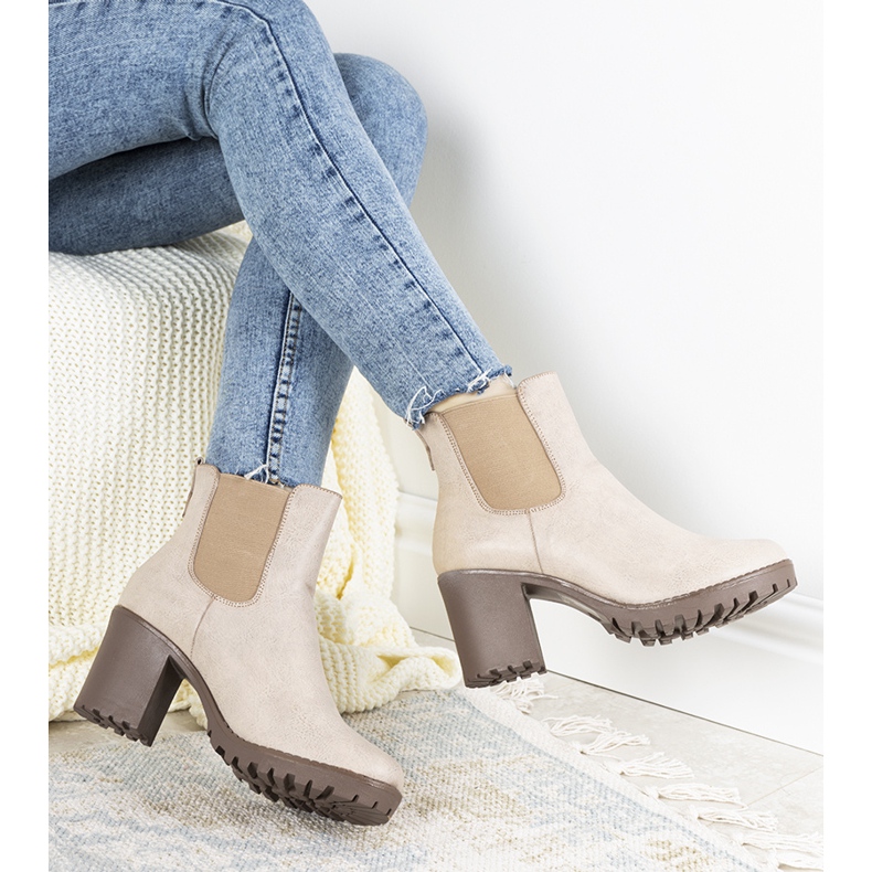 Botas beige en el poste Auger 1
