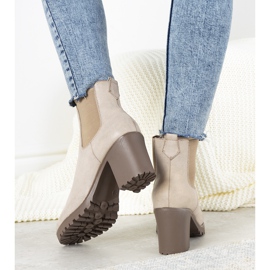Botas beige en el poste Auger 2