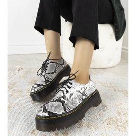 Zapatos negros con motivo de piel de serpiente y suela gruesa Ronde blanco 1