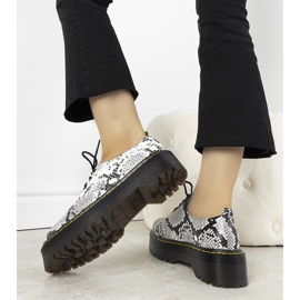 Zapatos negros con motivo de piel de serpiente y suela gruesa Ronde blanco 2