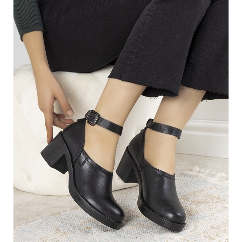 Zapatos negros en el puesto de Christiane 1