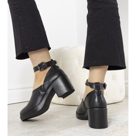 Zapatos negros en el puesto de Christiane 2
