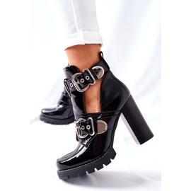 Botas en un poste Hebilla Bramshall lacada en negro 2