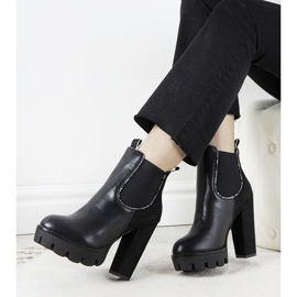 Botines negros en el poste M380 5