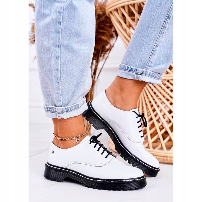 Zapatos de cuero Oxfords Maciejka para mujer lacados blancos 04087-11 1