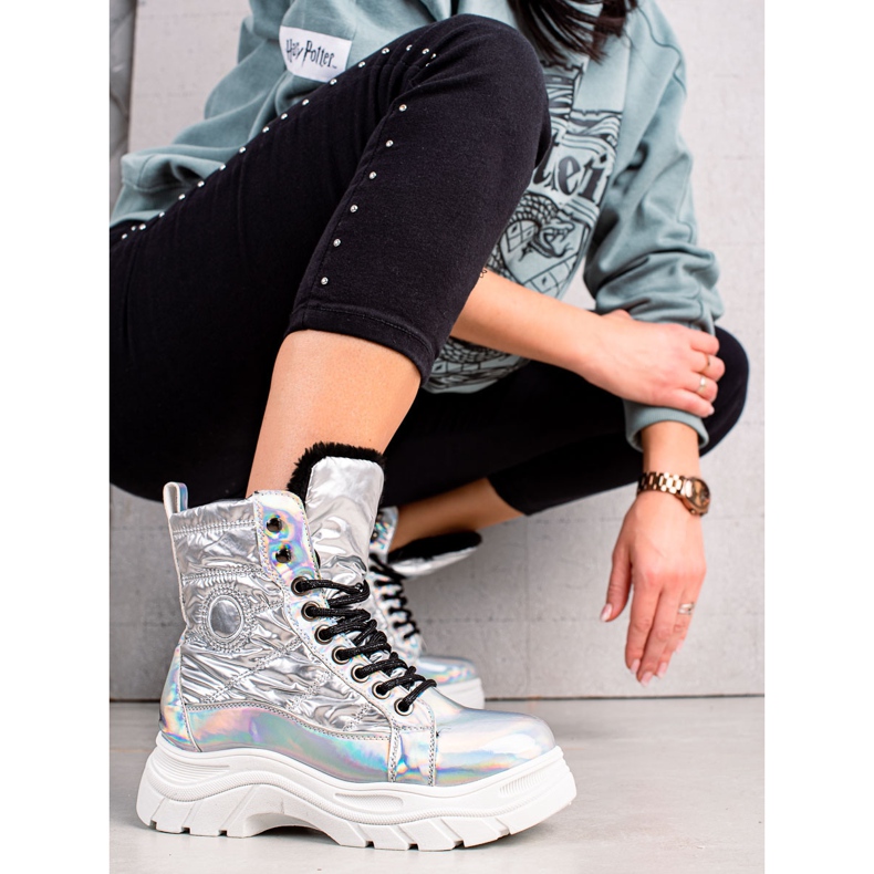 Botas plateadas en la plataforma VINCEZA 2