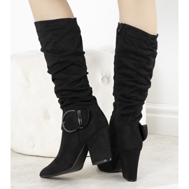 Botas negras en el poste de Berie negro 2