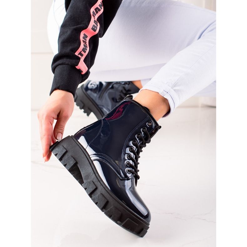 Sergio Todzi Tramperos azul marino en la plataforma 1