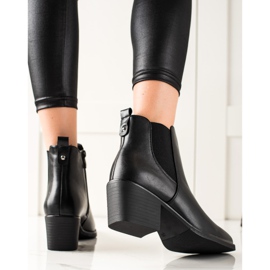Melisa Botas en un poste ancho negro 2