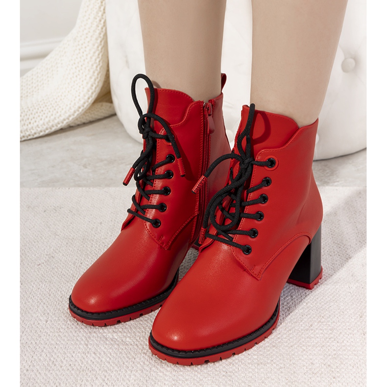 Botas rojas aisladas con ribete Skow rojo 1 Botas rojas aisladas con ribete Skow rojo 1