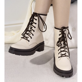 Botas beige aislantes sobre suela gruesa Dena 1