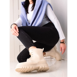 TRENDI Tramperos beige clásicos en la plataforma 1 TRENDI Tramperos beige clásicos en la plataforma 1