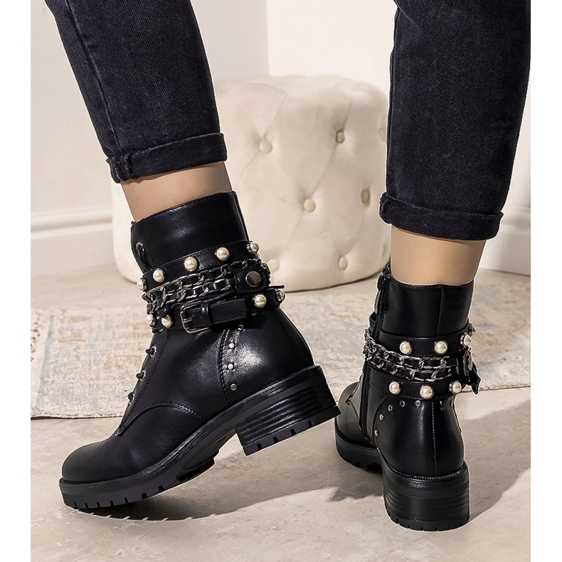 Botas negras aisladas con cadenas Mildred negro 1