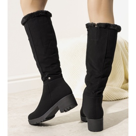 Botas negras aisladas en el poste Serrano negro 2