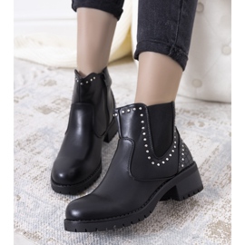 Botas negras Clower aisladas con tachuelas negro 1