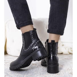 Botas negras Clower aisladas con tachuelas negro 2