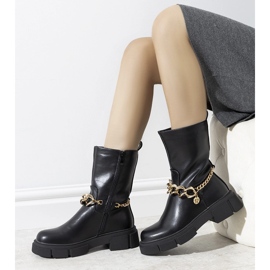 Botas negras aisladas con cadena Marsha dorada negro 2