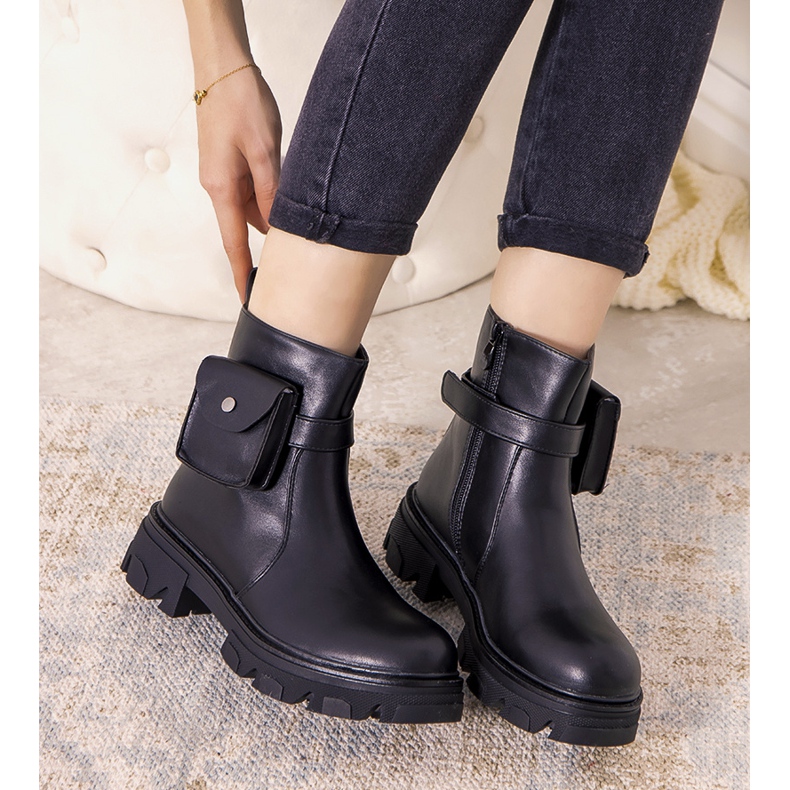 Botas negras aisladas con bolsita Millikin negro 1 Botas negras aisladas con bolsita Millikin negro 1