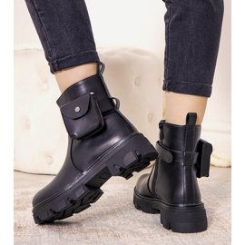 Botas negras aisladas con bolsita Millikin negro 2