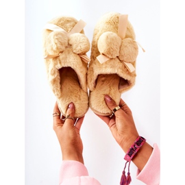 Pantuflas de piel de pamppy amarillo con pompones beige crudo 1 Pantuflas de piel de pamppy amarillo con pompones beige crudo 1