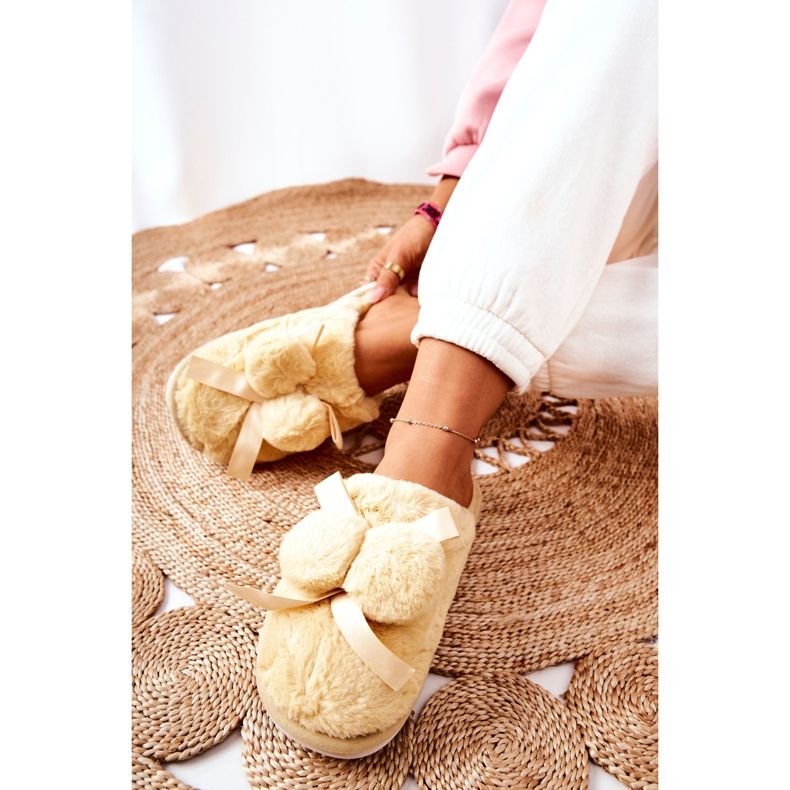 Pantuflas de piel de pamppy amarillo con pompones beige crudo 2 Pantuflas de piel de pamppy amarillo con pompones beige crudo 2
