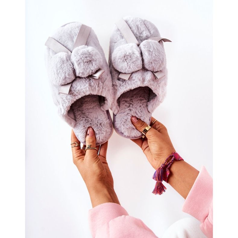 Pantuflas de piel de pamppy gris con pompones 1