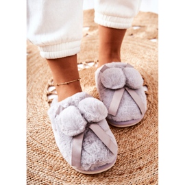 Pantuflas de piel de pamppy gris con pompones 4