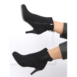 Botas en un tacón de aguja Gaja Black negro 7