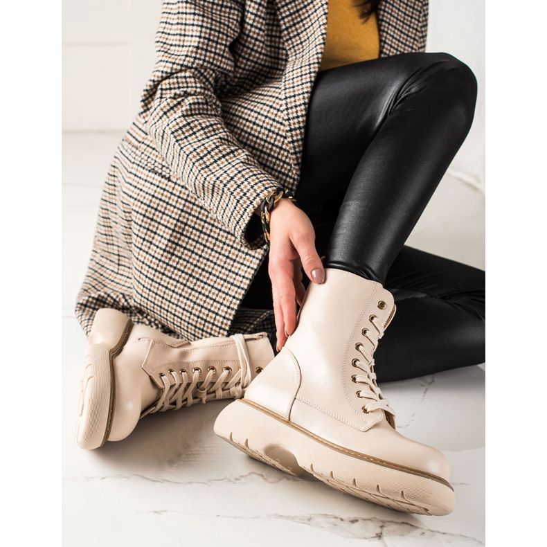 TRENDI Bolsos beige en la plataforma 1