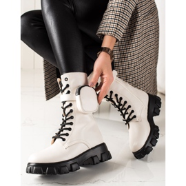 TRENDI Trabajadores con estilo beige 1 TRENDI Trabajadores con estilo beige 1