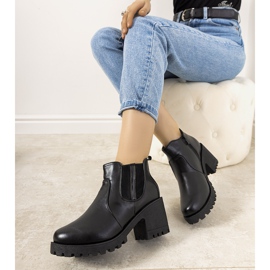Botas negras aisladas en el poste Bevis negro 1