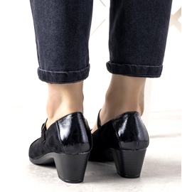 Zapatos de tacón negros sobre un pilar con puntera de postre barnizada 1 Zapatos de tacón negros sobre un pilar con puntera de postre barnizada 1