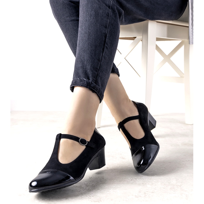 Zapatos de tacón negros sobre un pilar con puntera de postre barnizada 2 Zapatos de tacón negros sobre un pilar con puntera de postre barnizada 2