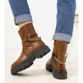 Botas marrones aisladas con cadena Porta marrón 2 Botas marrones aisladas con cadena Porta marrón 2