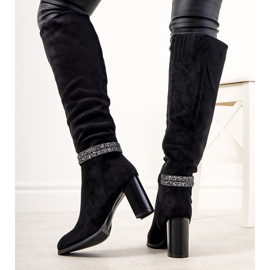 Botas negras en el poste de Alexis aislado negro 2
