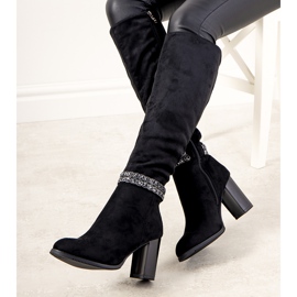 Botas negras en el poste de Alexis aislado negro 1